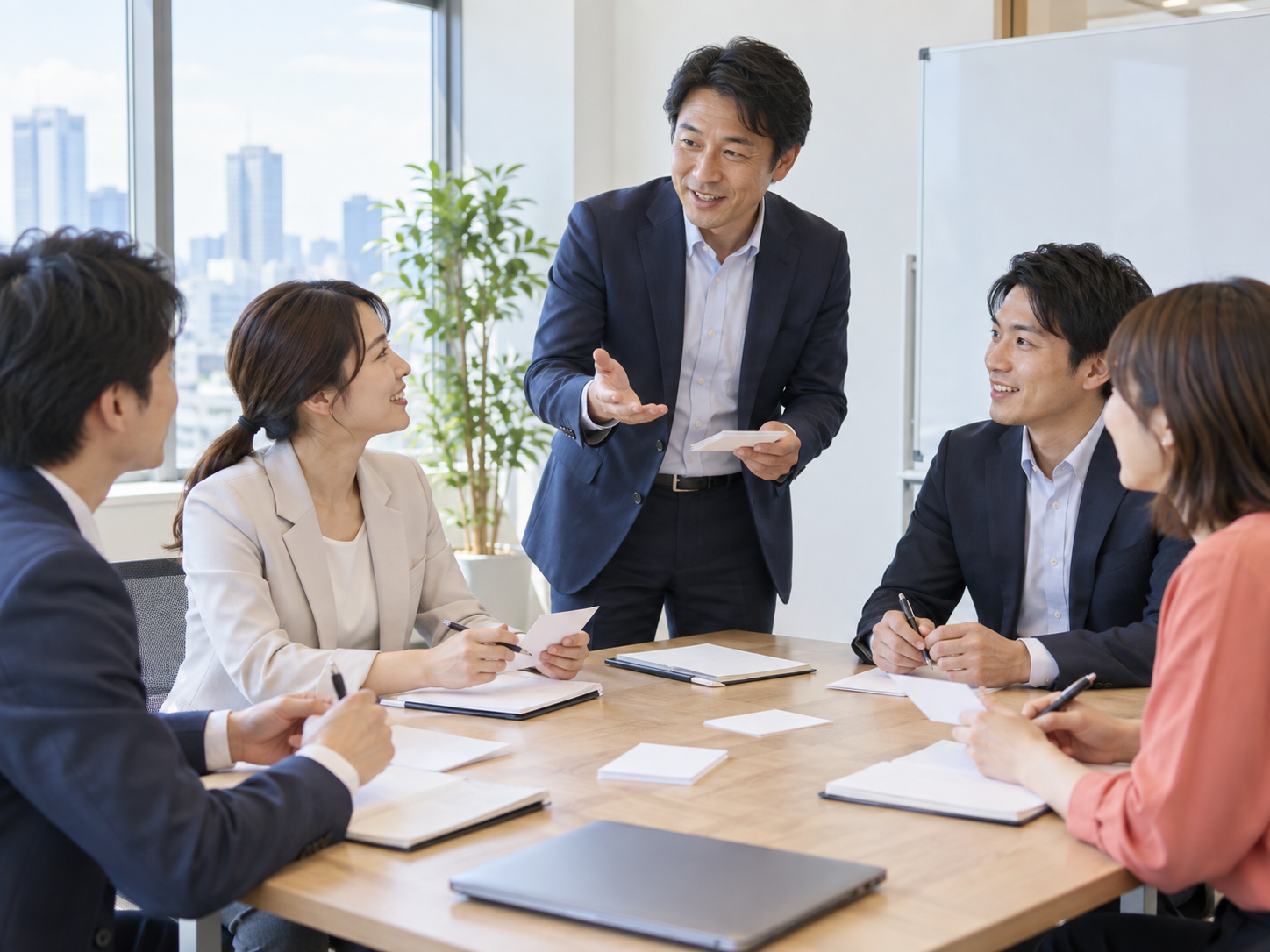 少人数で営業研修を受ける人たちのイメージ
